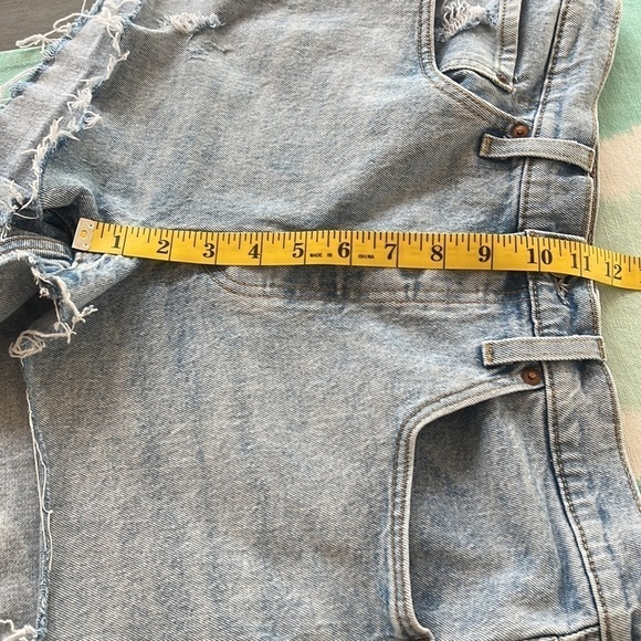 Levi’s 501 High Rise Cut Off Jean Shorts Light Wash Button Fly - Picture 12 of 13
